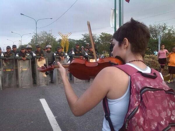 nycjim's tweet photo. #Venezuela National Guard troops treated to a protest serenade. https://t.co/oiGL1IY2KS via @psiquearte #Barquisimeto