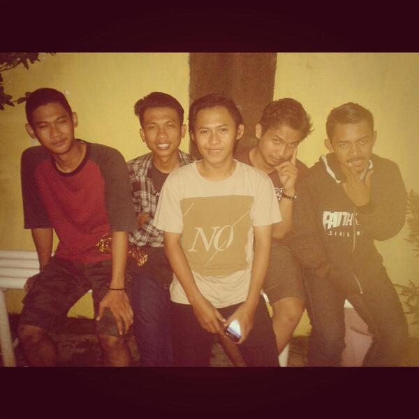RaayiFutsaL's tweet photo. Lihat nih kelakuan keseharian punggawa raayi kalau sedang kumpul, rambut klimis narsis :p hihihi http://t.co/tqSBxgSd1A