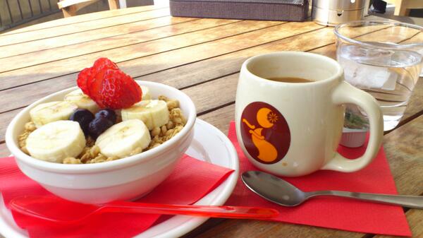 chomoQomolangma's tweet image. 出張の醍醐味！
アサイーボウル＆コナコーヒー♪♪♪