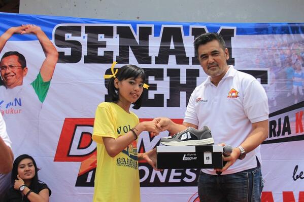trendibandung's tweet photo. Artis Beni Rosadi memberikan hadiah sepatu DI kepada pemenang doorprize saat gelaran senam DI di Panyileukan, (16/2) http://t.co/Lwj467xgrY