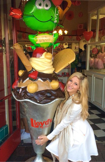 My sorry attempt at stealing the giant sundae  at Lloyd's of Avalon Confectionary ?
????? http://t.c