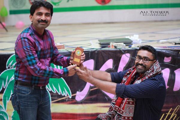 Fida_Wassan's tweet image. Presenting honorary Ajrak and shield to the Day champ Arsalan Larik. =)
Fun Times! He is so humble!
#PYLC #Khairpur