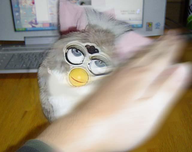 無人機bot ファービー Furby 日本では株式会社トミーから1999年5月に発売された多彩な言葉を話すペットロボットの一つ ﾅﾃﾞﾅﾃﾞｼﾃｰやﾓﾙｽｧおよびﾎﾞｸ ｺﾜｧｲなどの言葉を使ってユーザーとコミュニケーションのようなものを行える Http T Co Gnqab3le55
