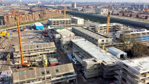 Waar is de voortgang van de bouw beter te volgen dan vanuit een van de torenkranen? Een foto: