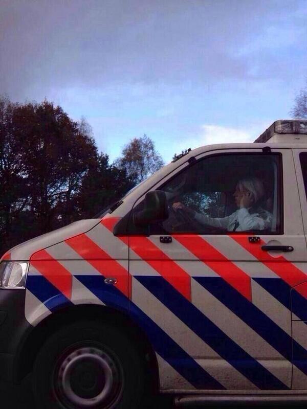 deBoorder's tweet photo. Bellen in de auto kost een normale burger €220,- #depetpastonsallemaal #politie http://t.co/1bMkU3GE0r