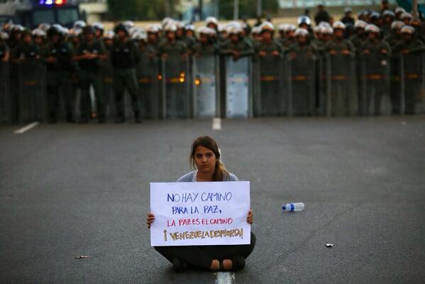 niknosren's tweet photo. Ver la imagen nada más... da escalofríos, valiente y guerrera. 👏 de pie. Altamira ayer. Caracas #Venezuela http://t.co/yYJeOgA6Xp