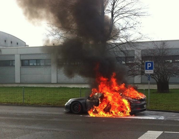 RSMagPorsche's tweet photo. Il semble qu'il y ait un problème avec les GT3... #Porsche se penche actuellement sur la nature de ce dernier. http://t.co/qCeyXc7xXf