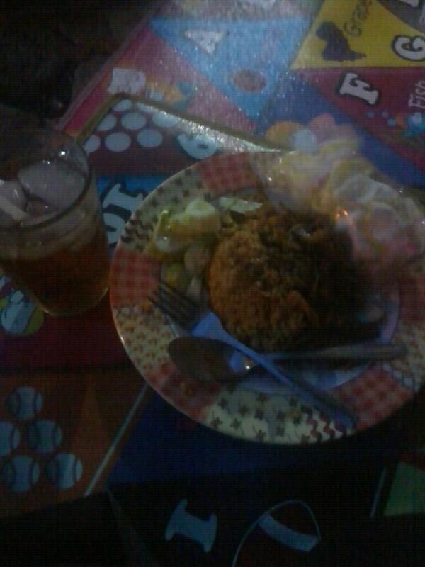 rohadidoank's tweet photo. Nasgor Bang Midun depan penjara serang http://t.co/WfOzcAUTqE