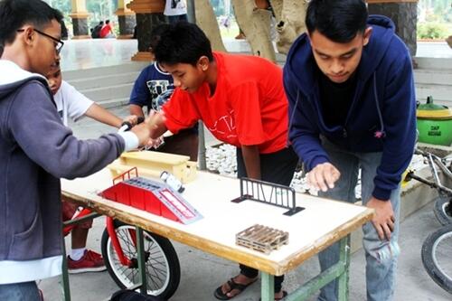 EHSidoarjo's tweet photo. jadi, sampai di paseban, kami bertemu dg komunitas @FingerboardSDA http://t.co/sQt6l9YxAa