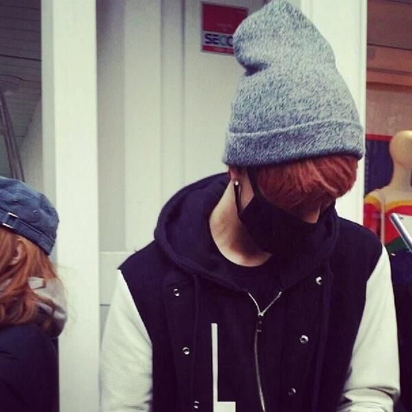 Got7ThaiFan's tweet photo. Mark at sinsa [cr: d_dm_m] http://t.co/SFH3bE475p