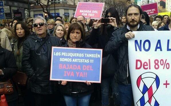 levante_emv's tweet photo. Protesta en #Valencia. ´Los peluqueros también somos artistas´ http://t.co/zWaBEbVLOb vía @sergipitarch http://t.co/CfWuc9kzRb