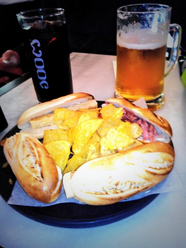Lolahang's tweet photo. Hora de la tapita con mi cari. Un lunes con una mejor cara y una compañía inmejorable. @jesus19882 http://t.co/CwAeU3iqHN