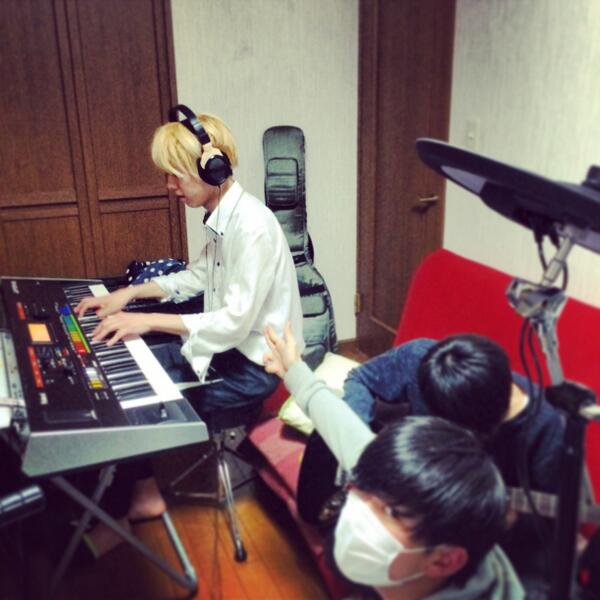 AORINGOHUZIN's tweet photo. 知る人ぞ知る「あの曲」のデモレコーディングをしてます。
#青りんご婦人 http://t.co/pkrT0yUy6H