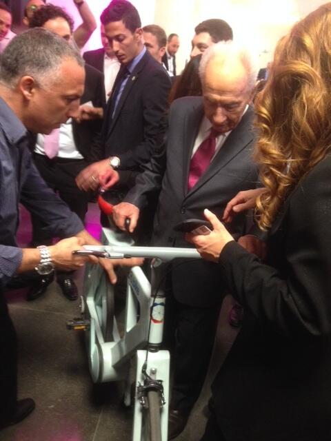 Cardboardtech's tweet image. #ShimonPeres inspects the #cardboardbike with CEO Nimrod Elmish