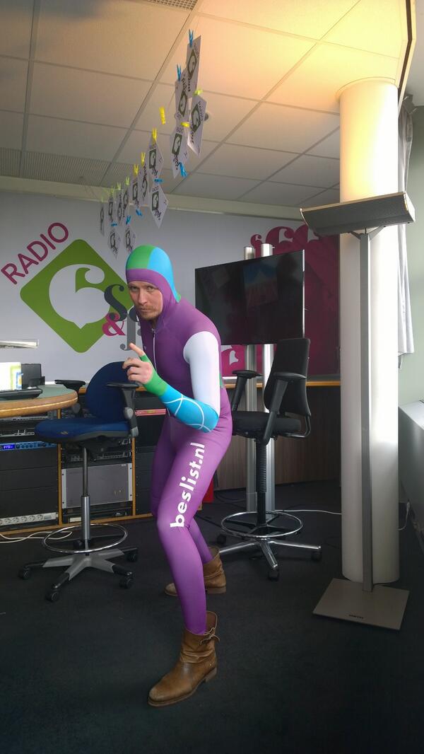 Zo komt #Radio6 DJ de schaatsvrije werkdag door :-) RT <a href="/pieterkok/">Pieter Kok</a>: Je bent een #schaatsfan of niet!