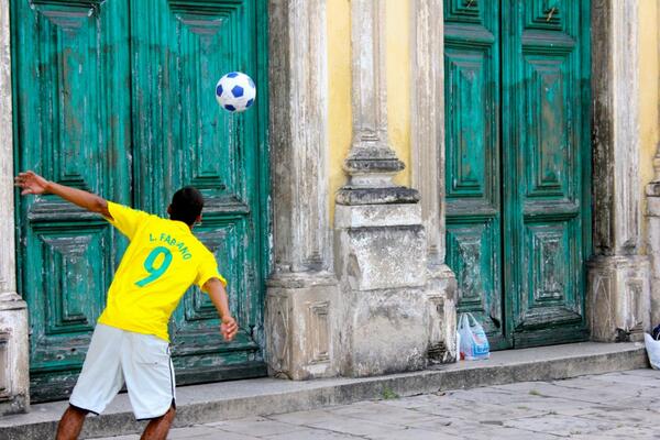 Pernambucogypsy's tweet photo. Lad playing ball in Boa Vista, #recife #brazil http://t.co/2U0KwsuoMa