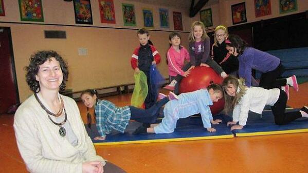 MJCQuintin's tweet photo. Un stage de cirque à la @MJCQuintin pendant les vacances ? http://t.co/ld1BZgUjpS