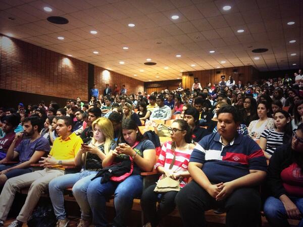 Estudiantes se reúnen en el Auditorio Hermano Lanz para decidir próximas acciones #UCAB (vía <a href="/PedroContrerasT/">Pedro Contreras Tirado</a>)
