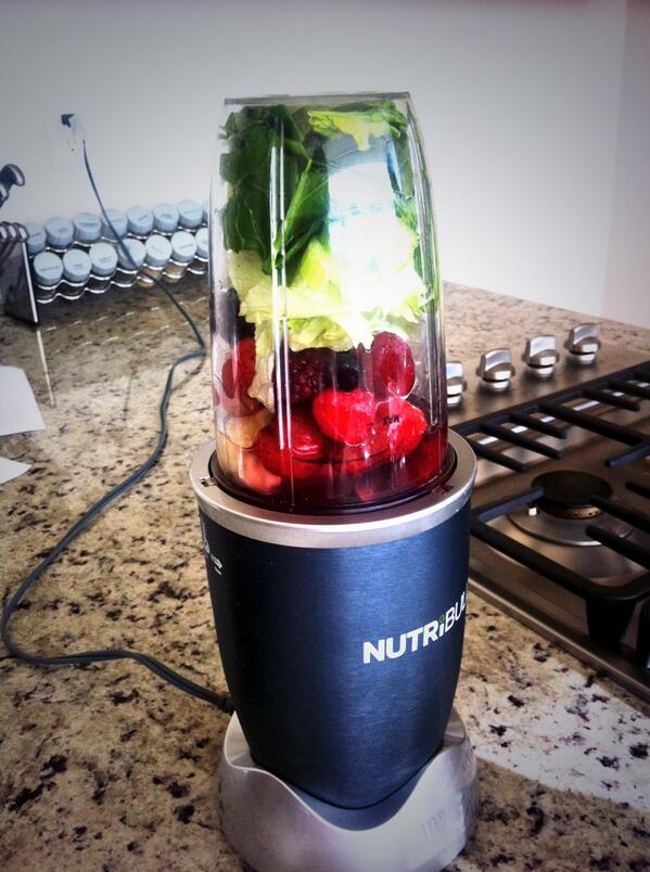 zanamente's tweet photo. Semana de los frutos rojos, llenos de antioxidantes y mucho sabor!! Hoy con espinaca, lechuga, apio y plátano... http://t.co/aIUbZcKqtW