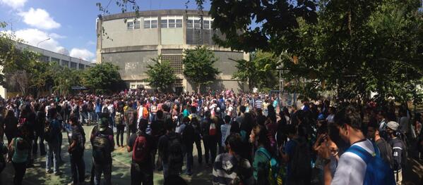 niTanTukky's tweet photo. A esta hora REPLETA la cancha de Ingeniería UCV en nuestra gran Asamblea Estudiantil (10:23pm) http://t.co/eJ5jRIPV7e - via @VivaLaUCV