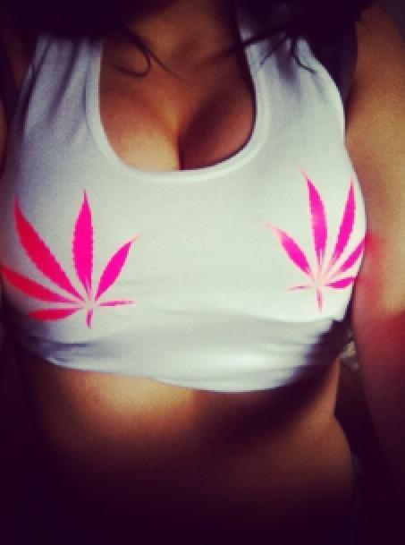 dopebxtch_avis's tweet photo. sexy stoner avi xo http://t.co/4sMPDuRCBB