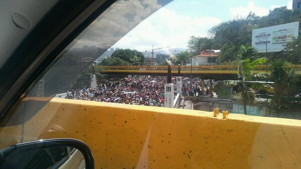 AnonymousVene10's tweet photo. 12:22 pm La marcha ya esta entrando en la principal de las mercedes #17F http://t.co/5vj7EkGncV