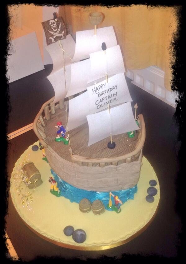 fondantfetish's tweet photo. Ooh Argh me hearties....Land ahoy! Or should that be cake ahoy! 8x10" Madeira sponge hand decorated all edible x http://t.co/MuAxEAjcwk