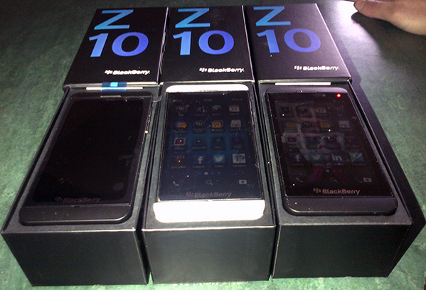Sorteoiphones's tweet photo. En 15 minutos más se rifarán dos BlackBerry Z10s; Participa, solo haz ReTweet y Sigue a @UnPocoCelosa . http://t.co/qn8J9TM48l