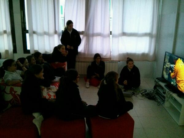 ECYDEncinar's tweet photo. Las responsables de las chicas de 5EP dando la charla sobre la generosidad @andreanovella99 @bea_belda99 @bea_belda99 http://t.co/3rqX1eJ9mn