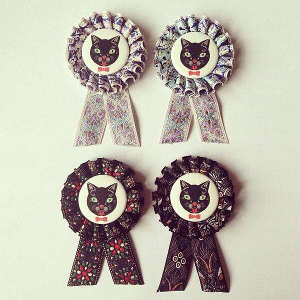 Whytrophy's tweet image. ニャー！ 高木耕一郎さんとロゼットを作りましたよ。ダマスク調のジャガードリボンはMade in JAPANのヴィンテージ。2/19から伊勢丹新宿2FのPOP-UPストアで！ #catissue #catsissue