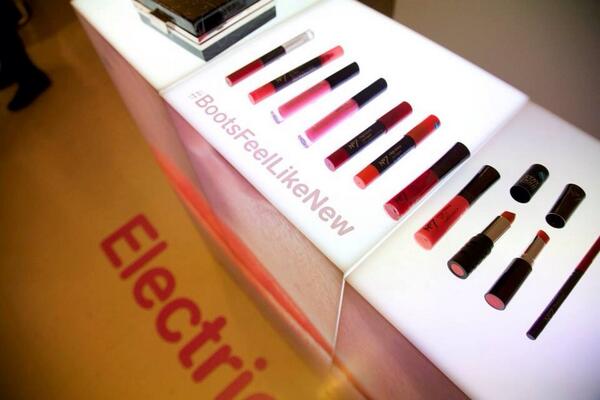 This weekend lets try Electric Lips 💋💋💋 #BootsFeelLikeNew #No7 #loveleam