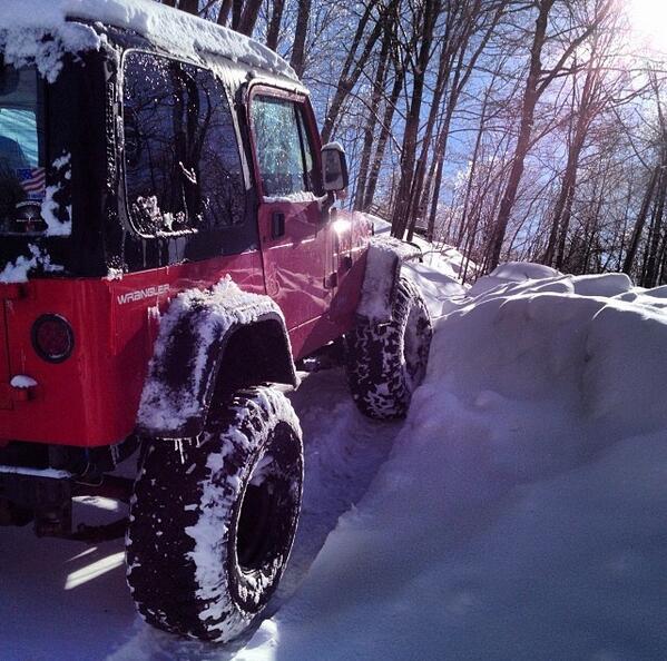 Doidriveajeep's tweet photo. Who wants to join me? #wrangler #jeepbeef #orn #jeepporn #snowdriftin http://t.co/Y86kCauwPE