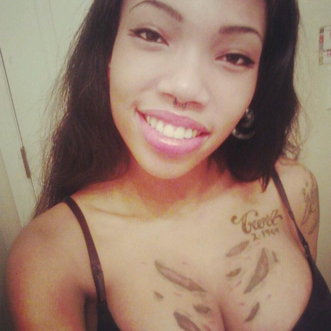 Tig ol Bitties http://t.co/qJkEuPteh5<a href="/tag/onset"class="tags"><span>#onset</span></a><a href="/tag/smokebreak"class="tags"><span>#smokebreak</span></a>