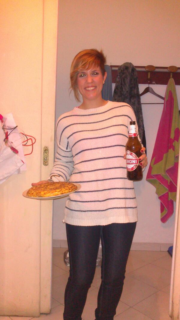 elena_guialen's tweet photo. Cocinillas en Italia! Jej @noeliaveracuber. @Blankita_Bns http://t.co/edu9x1LB59
