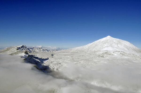 diariodeavisos's tweet photo. Esta es nuestra imagen del día. La increíble #nevada en el #Teide. La captura es de nuestro fotógrafo Moisés Pérez. http://t.co/wjK1pnyzHi