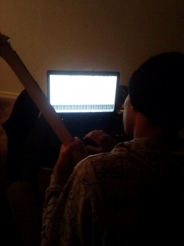 SoulSurvivalSM's tweet image. #Joe #composing #creatingmusic #guitar #guitarist #laptop