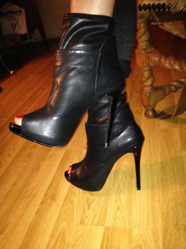 Beautywithnora's tweet image. A little something from Bernard Chandran. fresh of the cat-walk. @BernardChandran You know the way to a ladies heart