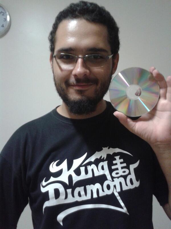 aryuz_live's tweet photo. Este é o nosso batera, Gabriel Gifoli, segurando a master do que será o primeiro EP do Aryüz: BIRTH IN CHAOS! http://t.co/GkewMg2Sp0