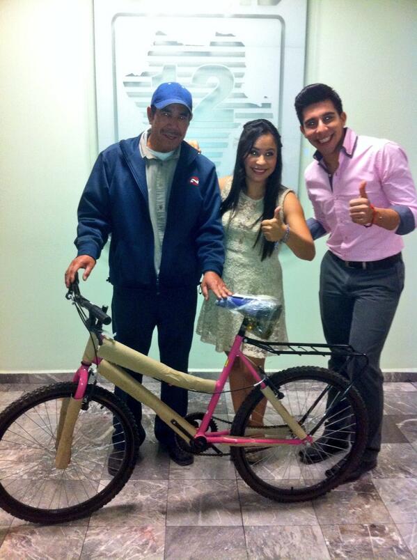 hoyendurango's tweet photo. Haciendo entrega de la bici patrocinada por @PaseosDgo en nuestro programa especial del amor y la amistad http://t.co/Ow1yPB7n3D