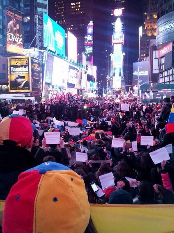 ReaIJhonathan's tweet photo. Asi esta Times Square en NY en apoyo a toda Venezuela. http://t.co/IIiJgYVFOn
