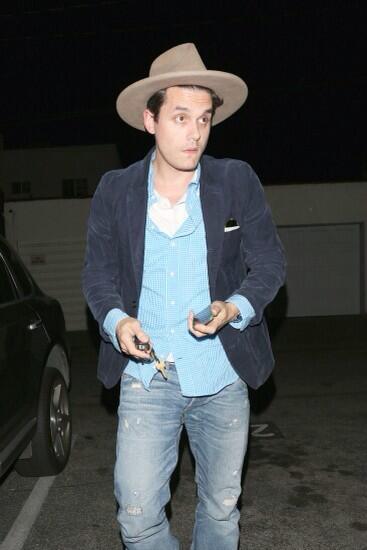 Butterbill's tweet photo. I need this outfit. Including the hat. Especially the hat. http://t.co/o9MlYj0JZy