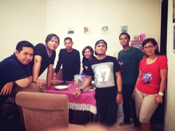 joxiruz's tweet photo. Kumpul2, makan2 :)) @Agusjices @HeryXiruz @pace_xrz @d_ilyas @dexworld @gendisrosi @XiruzBand http://t.co/YbRjwneLik