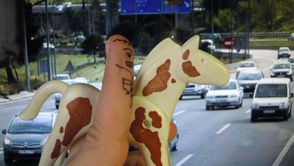 NachoCom_Cor's tweet photo. Sam va a trabajar. Sus amigos le dijeron que se comprase un Polo, pero él se compró un caballo. #PensamientoCreativo http://t.co/ADQod1IHmI