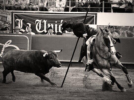 "De otro siglo" @corselman toreando a la campera con la garrocha en la <a href="/monumentaldemor/">MonumentaldeMorelos</a>