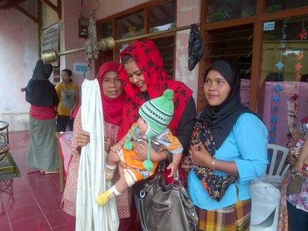 ginihartati's tweet photo. hari ini saya bertemu ibu-ibu dan bayi-bayi lucu cikal bakal penerus bangsa di daerah cisadap kec.ciamis .. http://t.co/WsLFu4QfxX