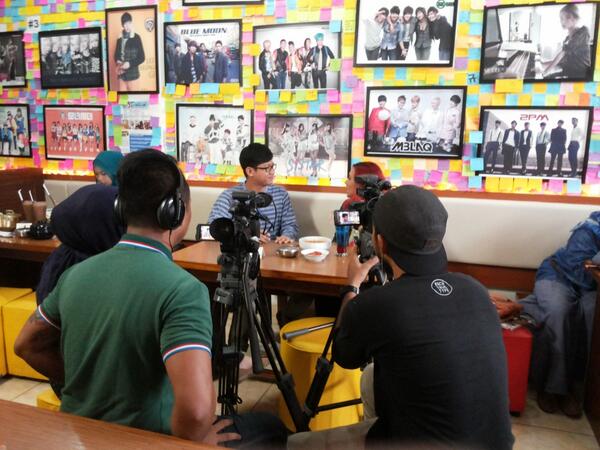 [HOT NEWS] Daebak lagi shooting acara 'So Fantastic' TV Plus! Nih CEO <a href="/RefaldoFanther/">Refaldo Fanther</a> lagi diwawancara sama Host ^^