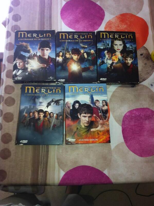 arthuretgwen's tweet photo. journée a me regardes les 5 saisonde #merlin @MerlinOfficial  @AngelCoulbyOffi et @BradleyJames http://t.co/3Iqz1Cx9HI