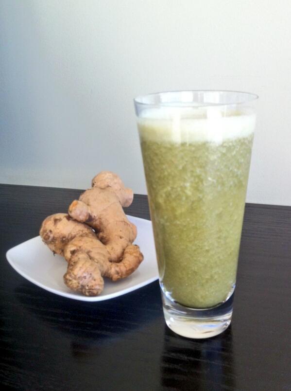zanamente's tweet photo. Hoy usamos fresas con lechuga baby, agua de coco, piña, nopal y un poquito de jengibre!!! http://t.co/QtGBi6arz1