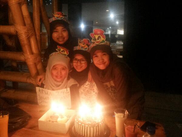 BeatBox_cafe's tweet photo. RT @nitarosita99: Thank you memet @irmashara thank you jg @BeatBox_cafe cc : @zoearief @Nunuuu15 http://t.co/GIh2ZtiWxl”