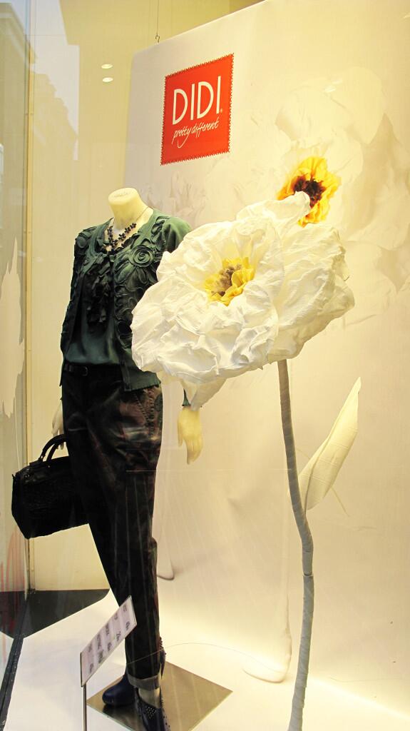 theBWD's tweet image. DIDI ‘Flowers now!’ Spring Window Display 2014 thebwd.com/didi-flowers-n… via @theBWD #WhiteFlower #SpringWindow #Flower